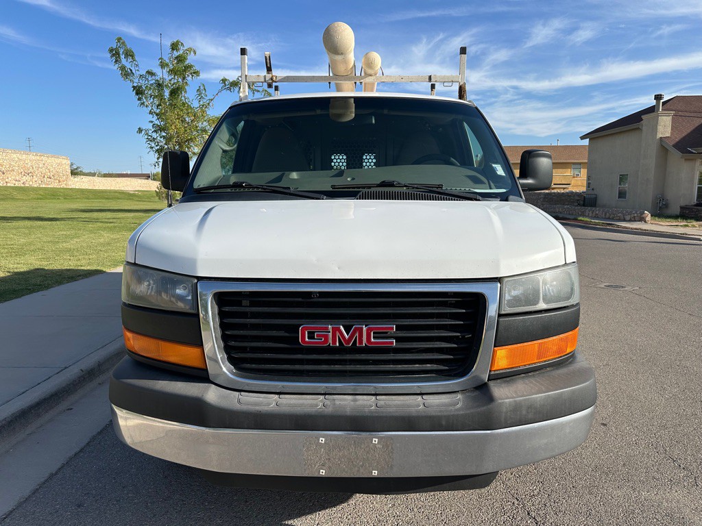 2015 GMC Savana Image 2