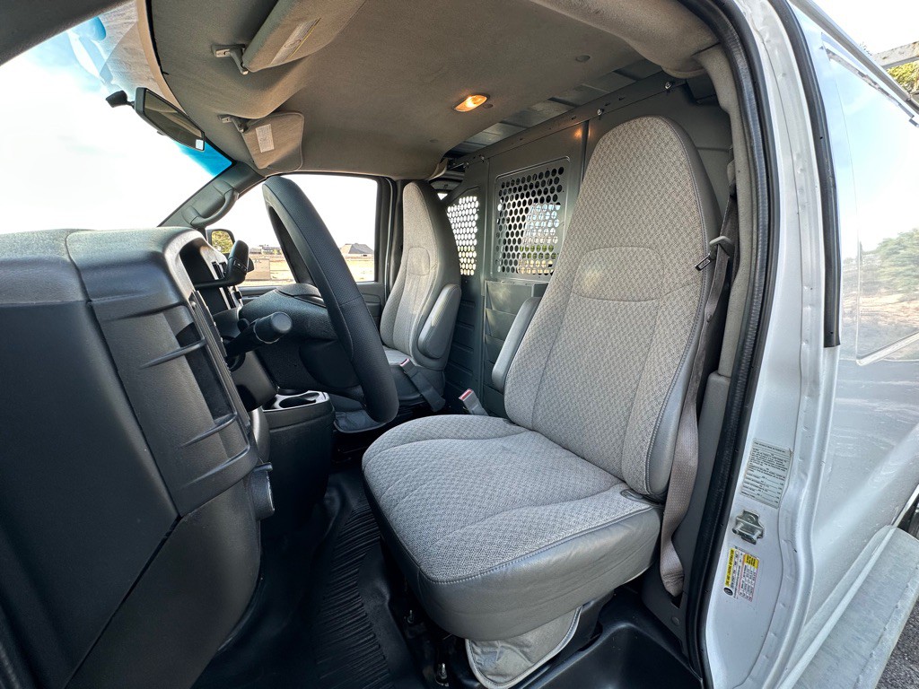 2015 GMC Savana Image 9
