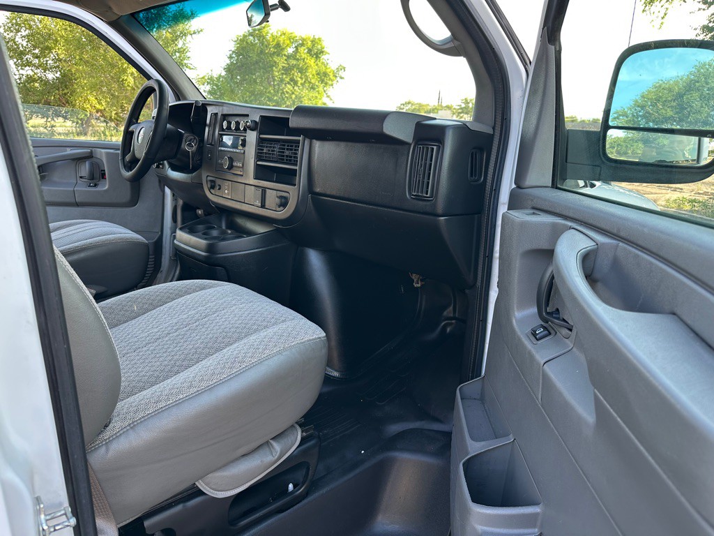 2015 GMC Savana Image 10