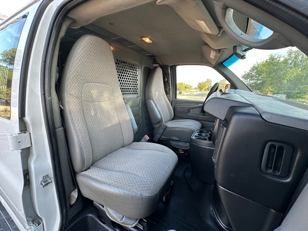 2015 GMC Savana Image 11