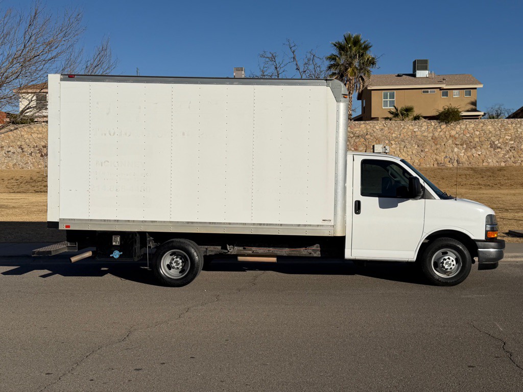 2017 Chevrolet Express Image 5