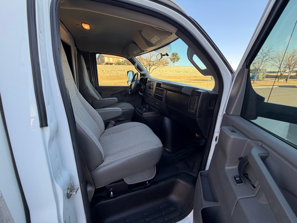 2017 Chevrolet Express Image 12