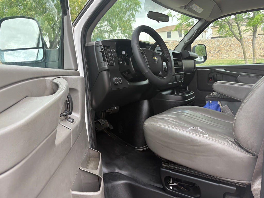 2015 Chevrolet Express Image 9
