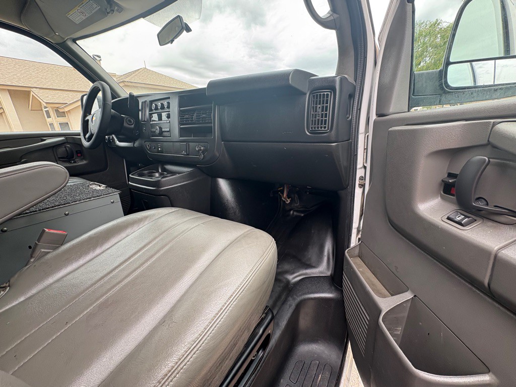 2015 Chevrolet Express Image 12