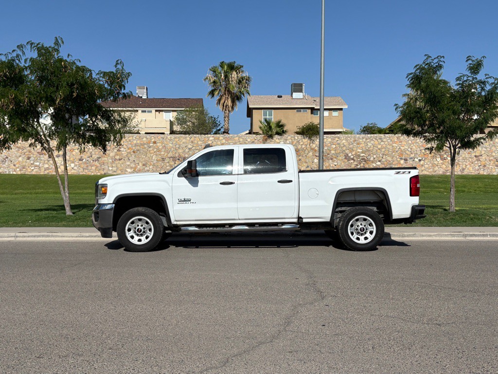 2018 GMC Sierra Image 2