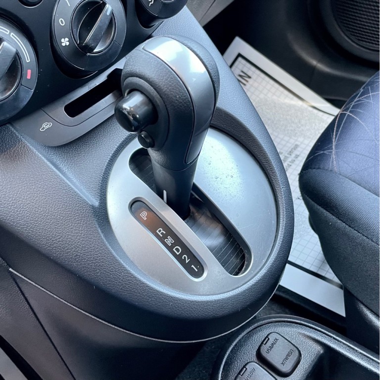 2013 Mazda Mazda2 Image 13