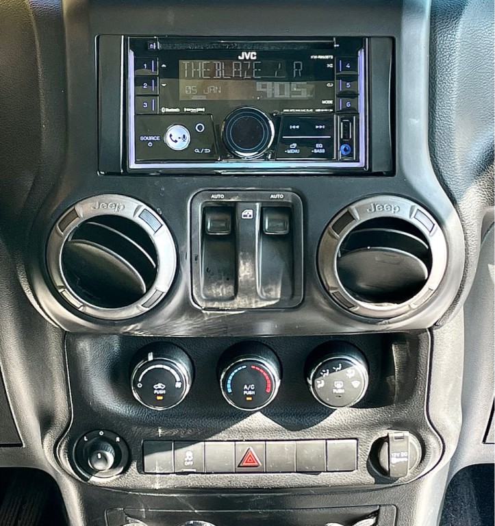 2012 Jeep Wrangler Image 12