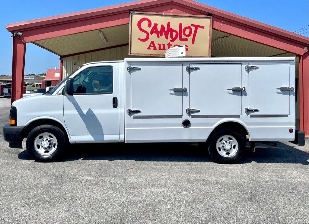 2017 Chevrolet Express Image 2