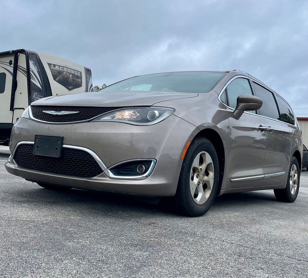 2017 Chrysler Pacifica Image 1
