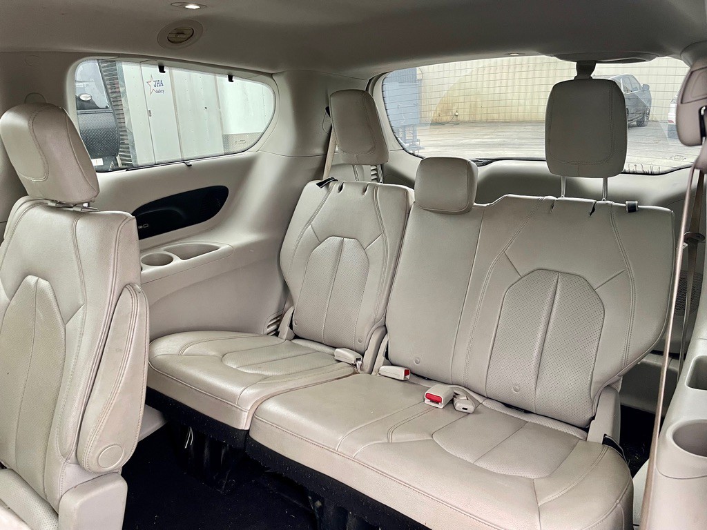 2017 Chrysler Pacifica Image 8