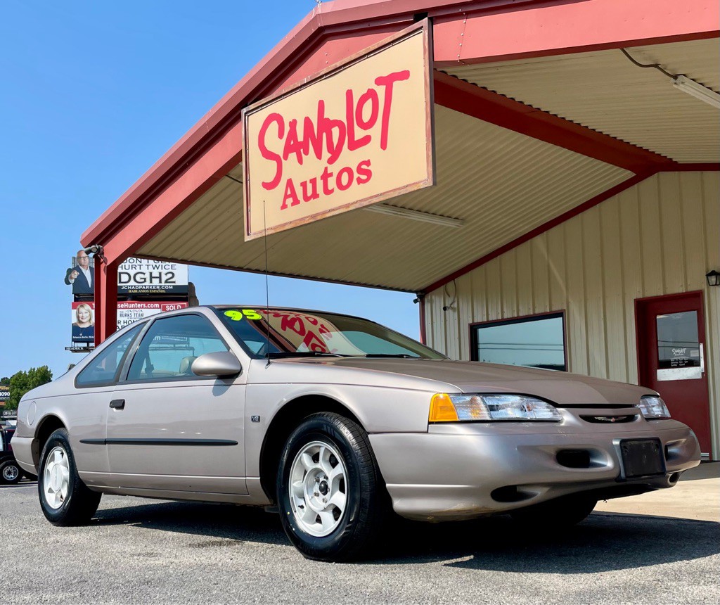 1995 Ford Thunderbird Image 3