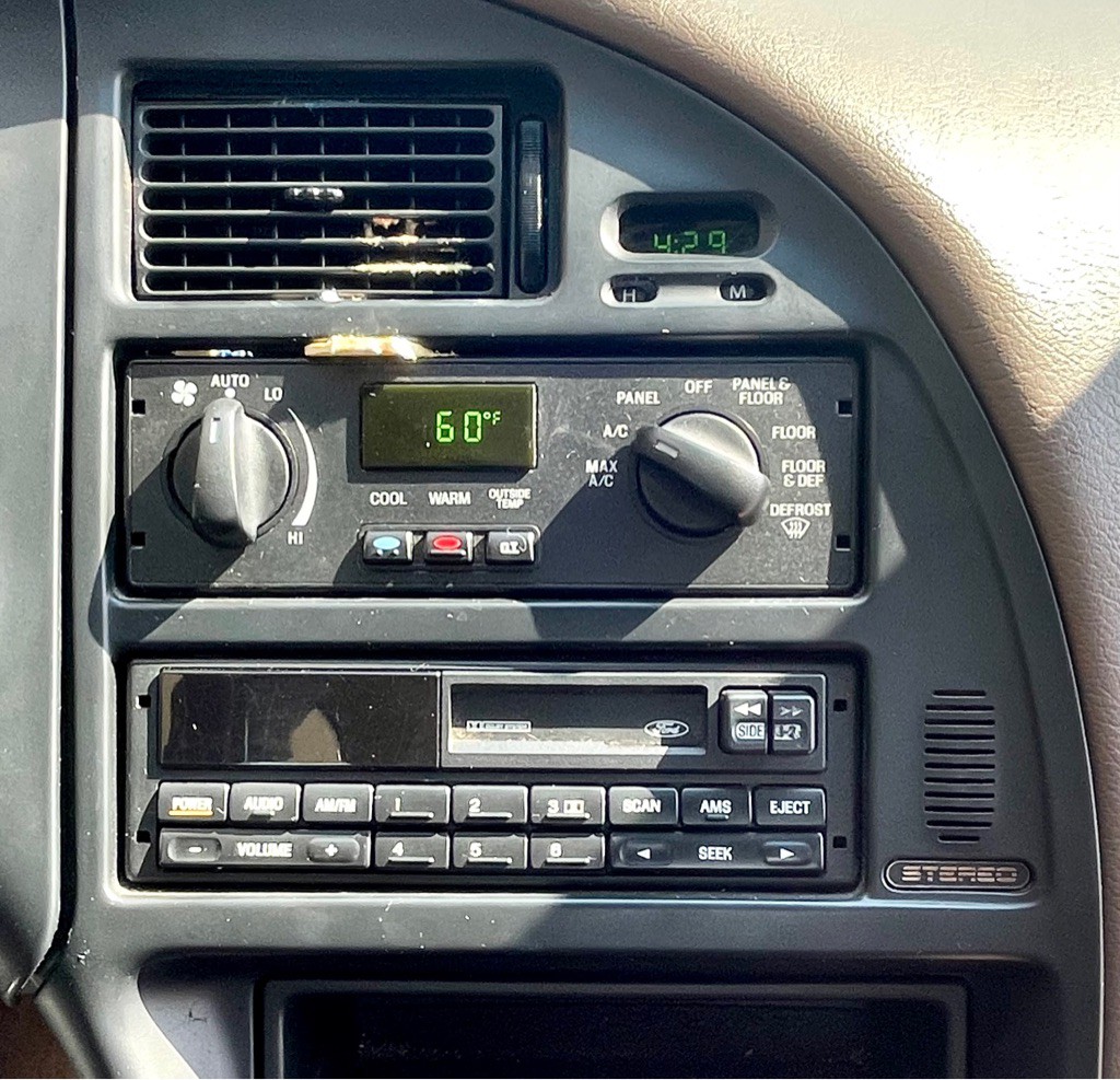 1995 Ford Thunderbird Image 12