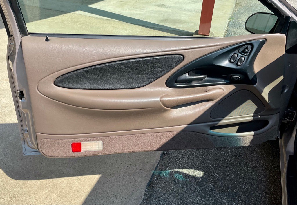 1995 Ford Thunderbird Image 23