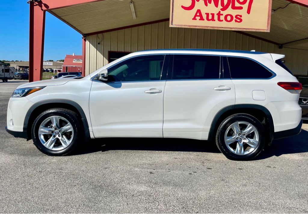 2017 Toyota Highlander Image 2