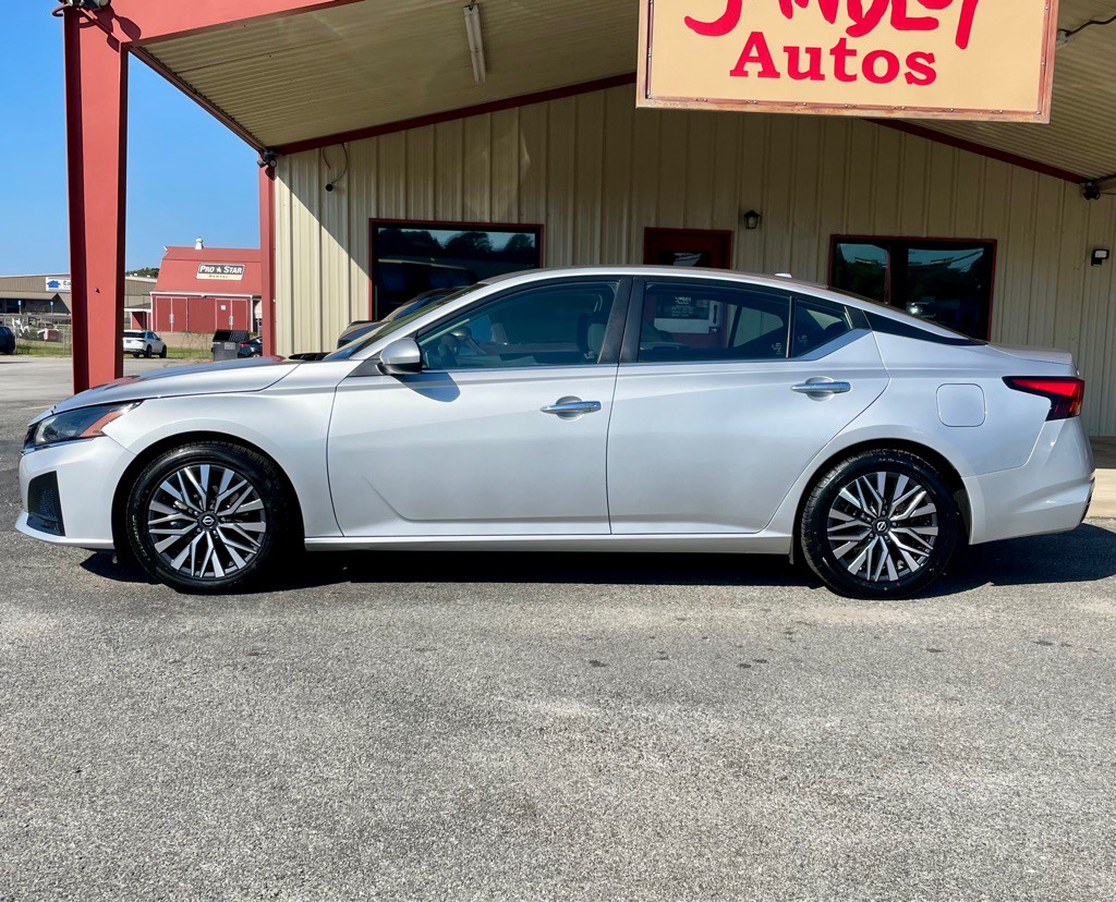 2023 Nissan Altima Image 2