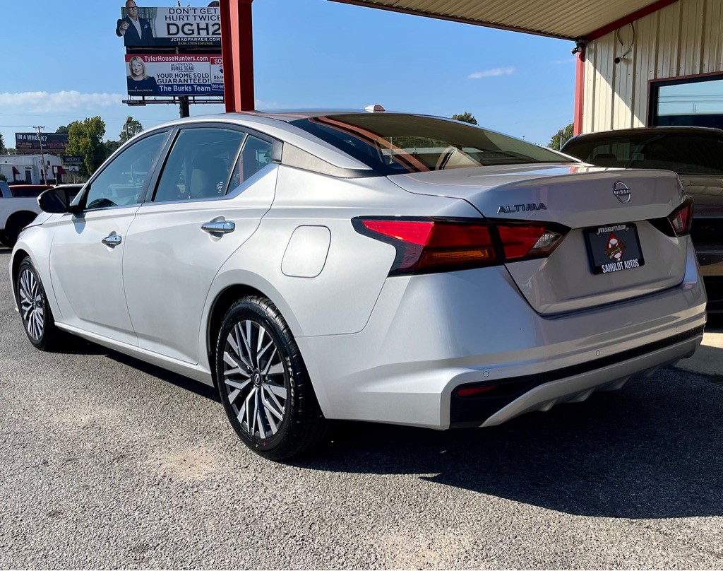 2023 Nissan Altima Image 17