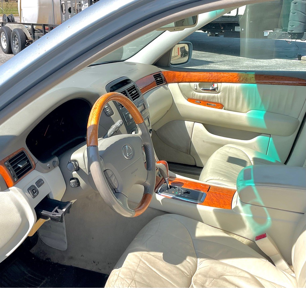 2002 Lexus LS Image 4