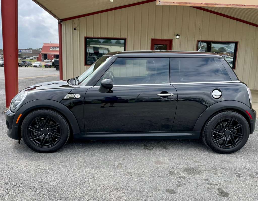 2013 MINI Cooper Image 2