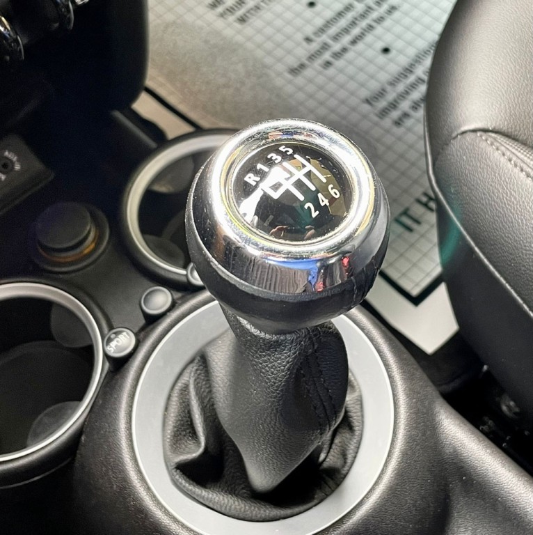 2013 MINI Cooper Image 17