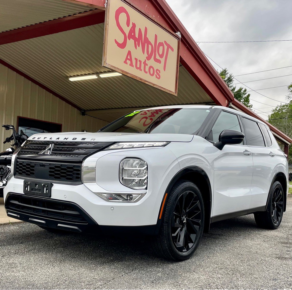 2022 Mitsubishi Outlander Image 1