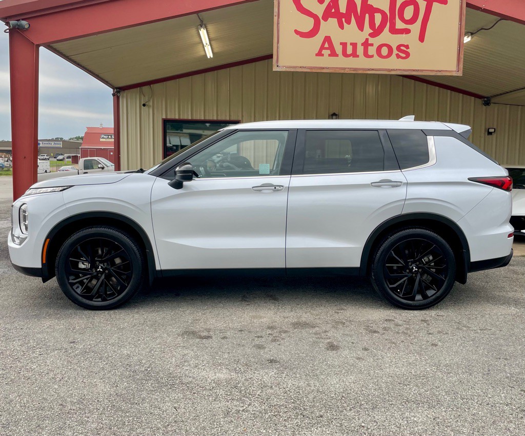 2022 Mitsubishi Outlander Image 2