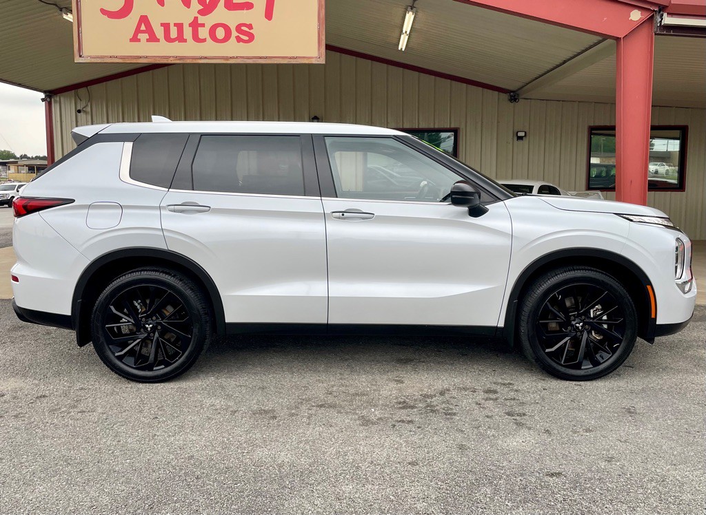 2022 Mitsubishi Outlander Image 4