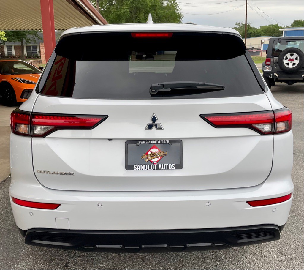 2022 Mitsubishi Outlander Image 6