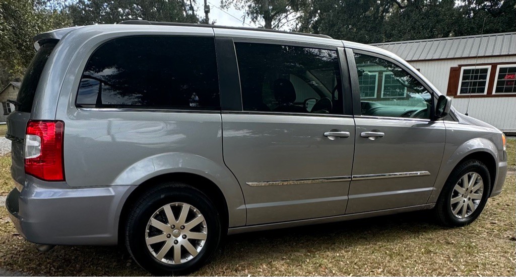 2016 Chrysler Town & Country Image 3