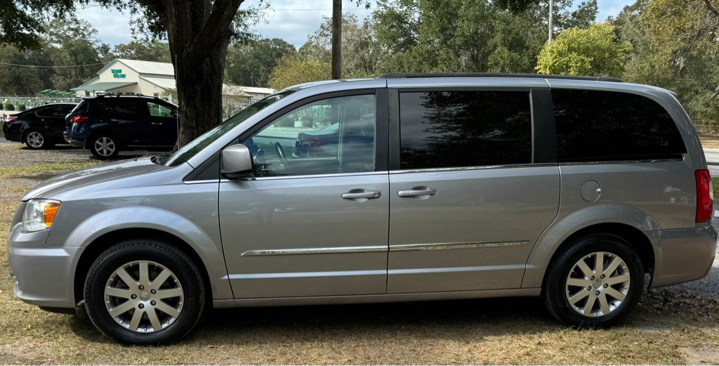 2016 Chrysler Town & Country Image 4
