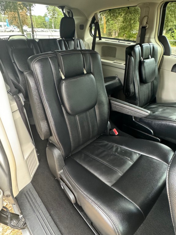 2016 Chrysler Town & Country Image 7