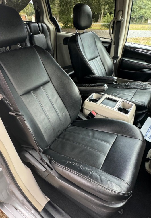 2016 Chrysler Town & Country Image 12