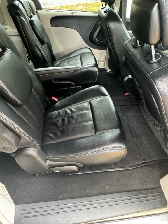 2016 Chrysler Town & Country Image 13