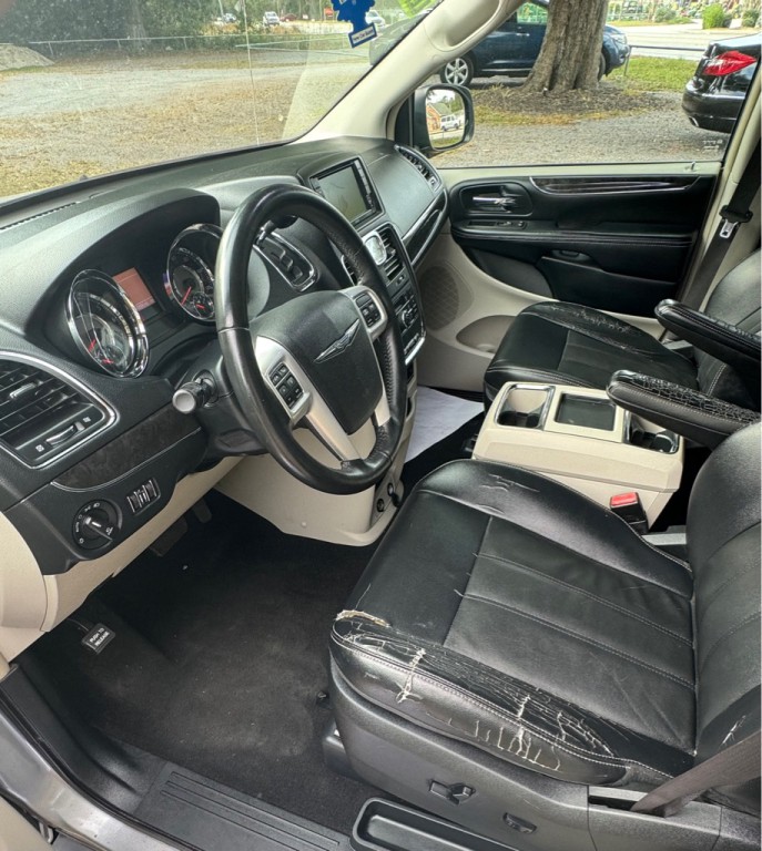 2016 Chrysler Town & Country Image 14