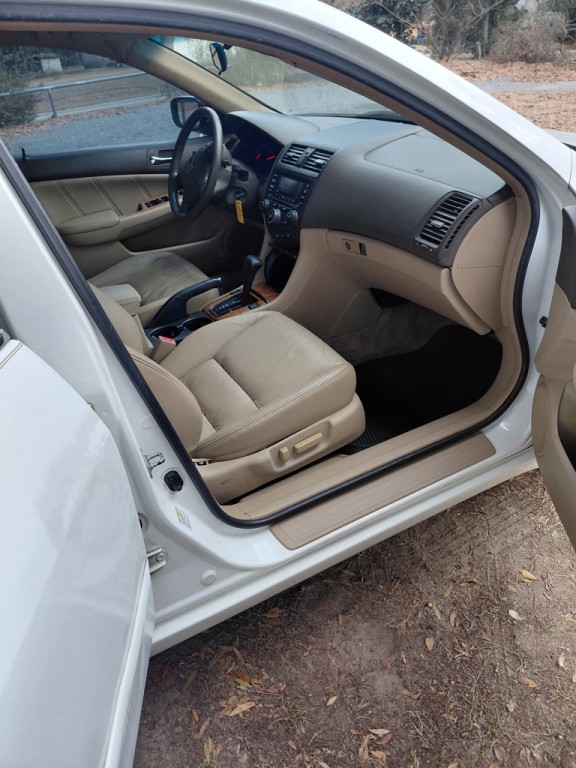 2004 Honda Accord Image 8