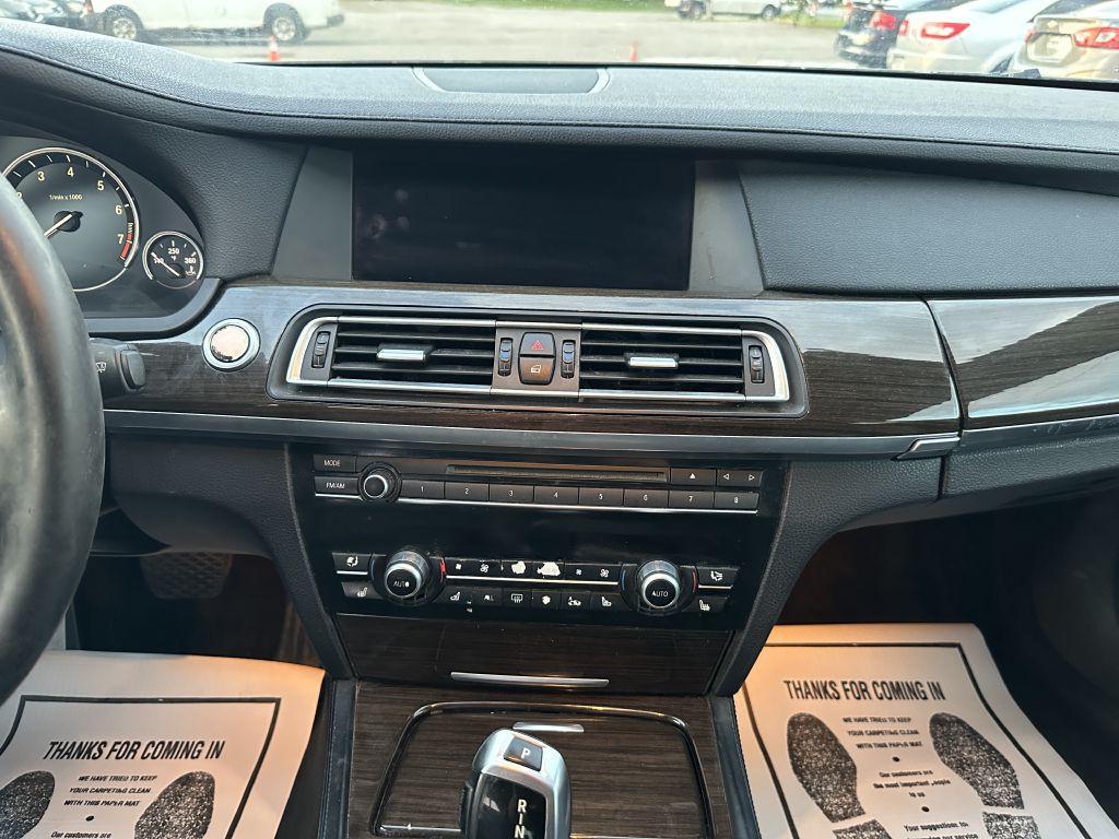 2011 BMW 7 Series Image 12