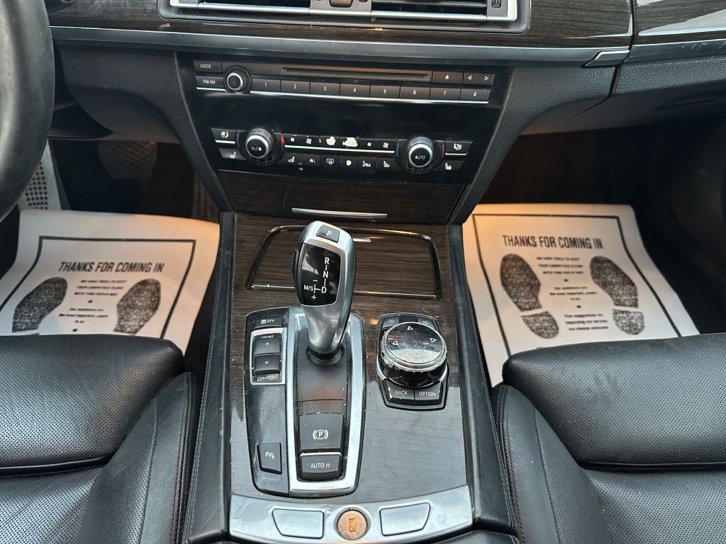 2011 BMW 7 Series Image 13
