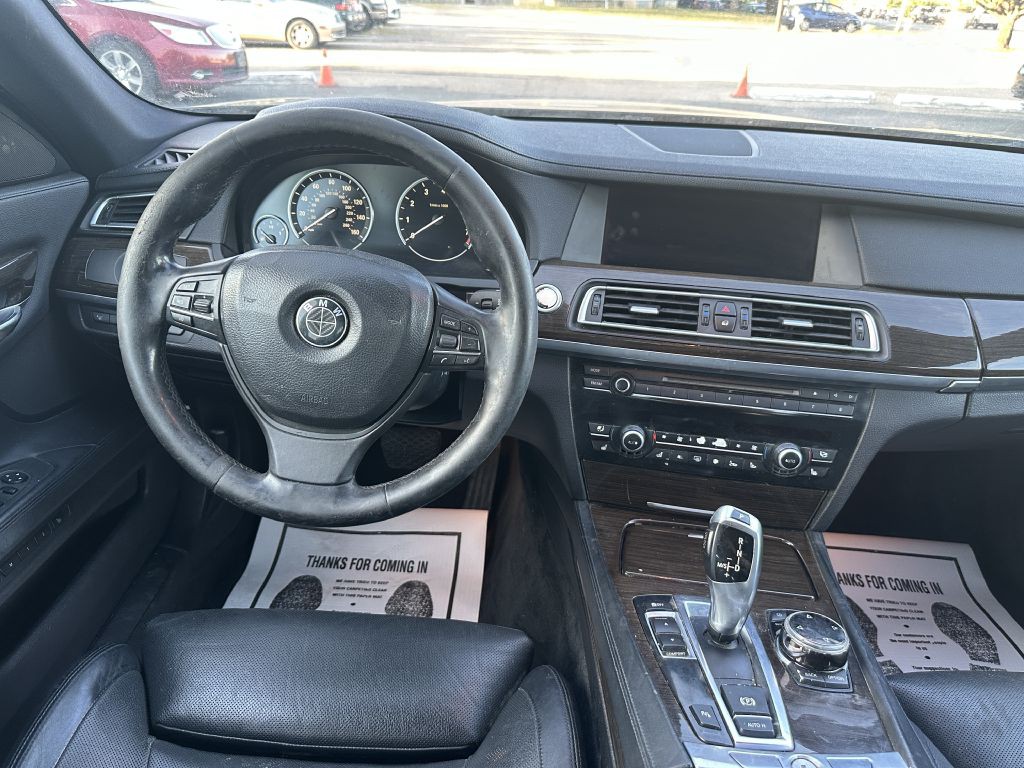2011 BMW 7 Series Image 11
