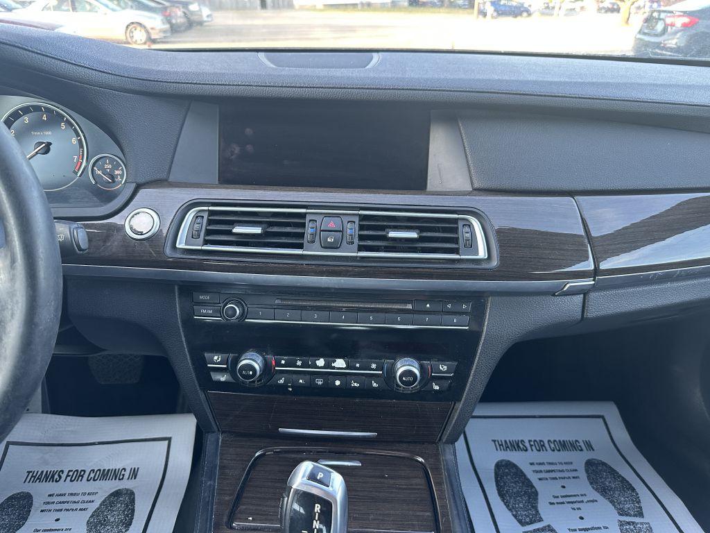 2011 BMW 7 Series Image 13