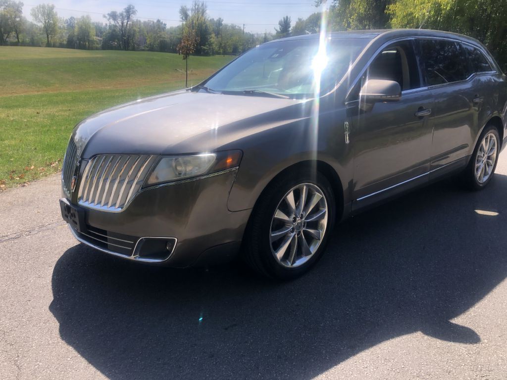 2012 Lincoln MKT Image 2