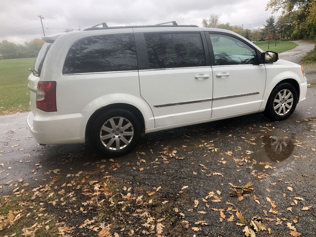 2014 Chrysler Town & Country Image 9
