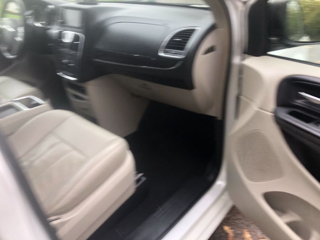 2014 Chrysler Town & Country Image 18