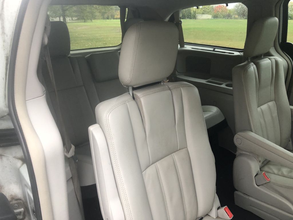 2014 Chrysler Town & Country Image 21
