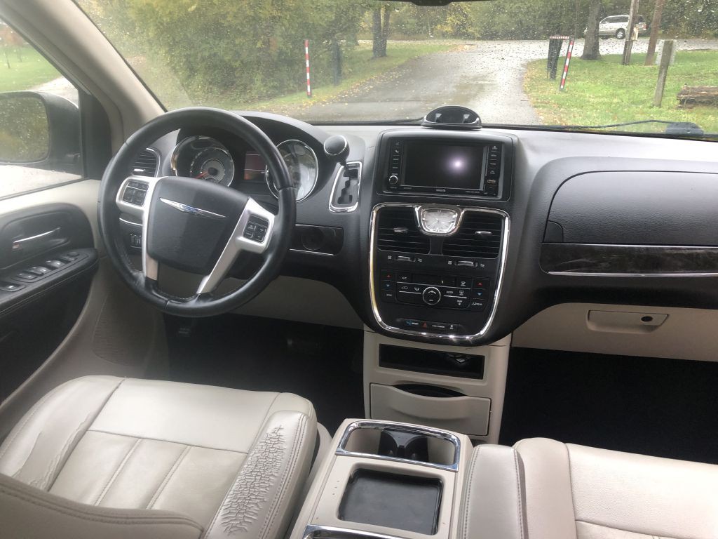 2014 Chrysler Town & Country Image 23