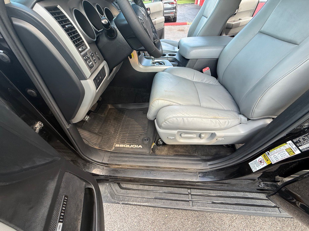 2013 Toyota Sequoia Image 14