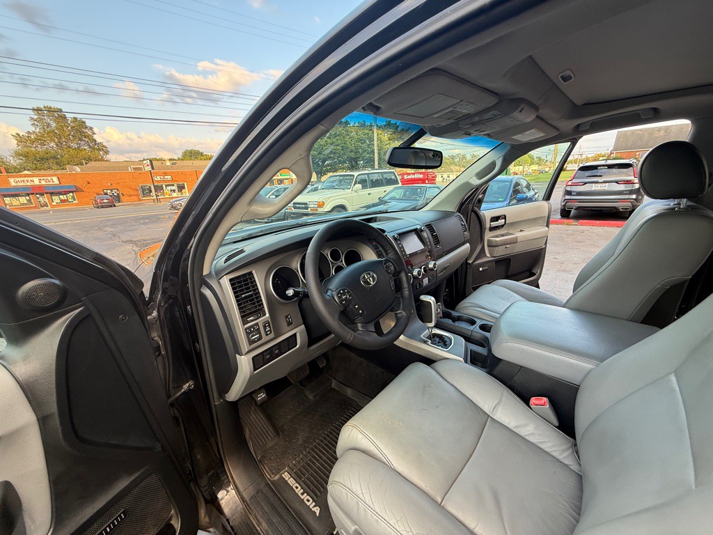 2013 Toyota Sequoia Image 16