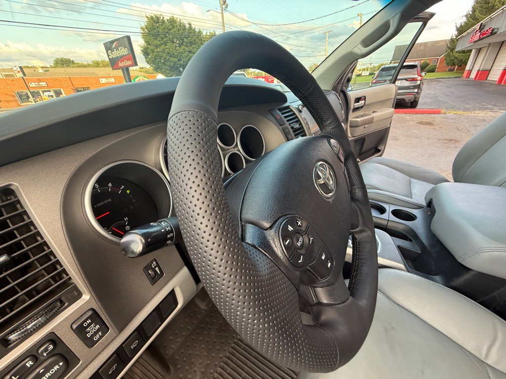2013 Toyota Sequoia Image 17