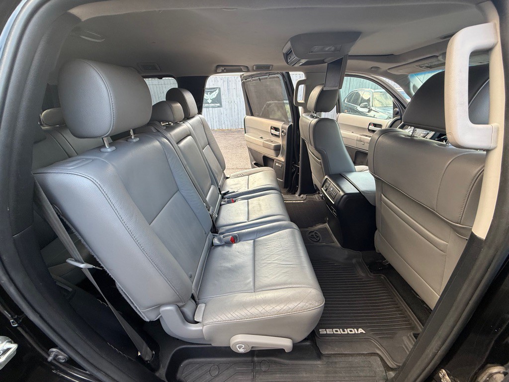 2013 Toyota Sequoia Image 22