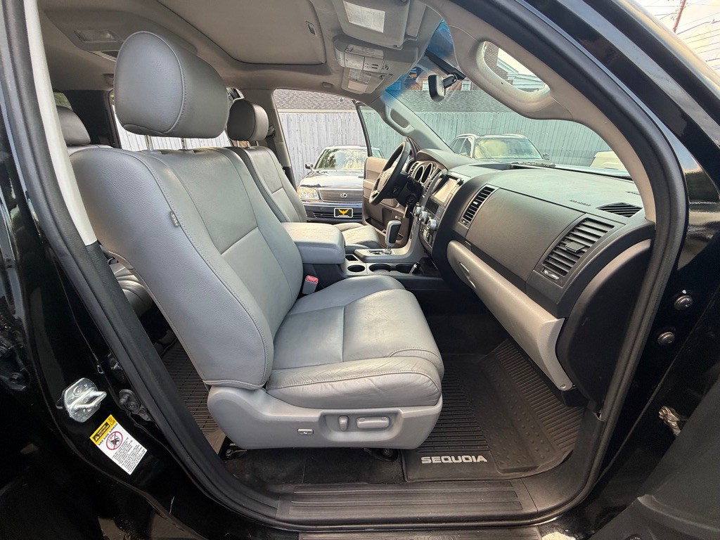 2013 Toyota Sequoia Image 24