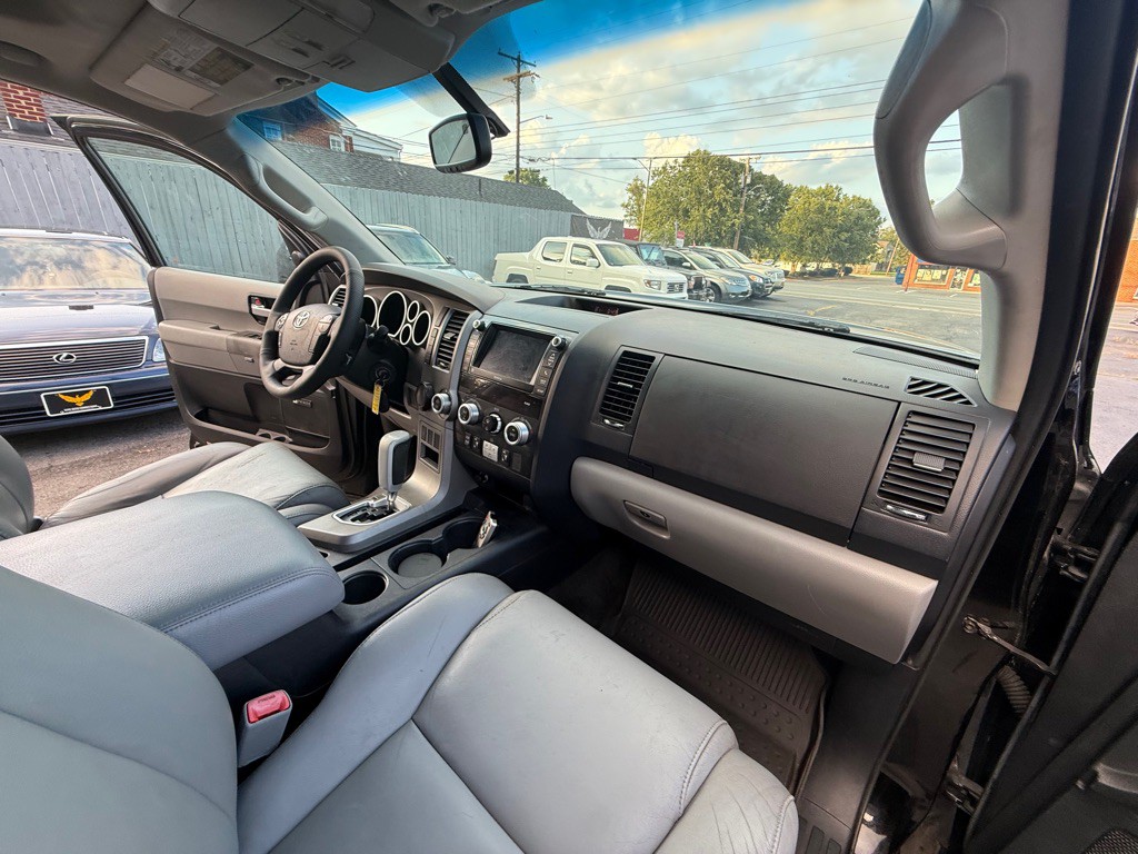 2013 Toyota Sequoia Image 25