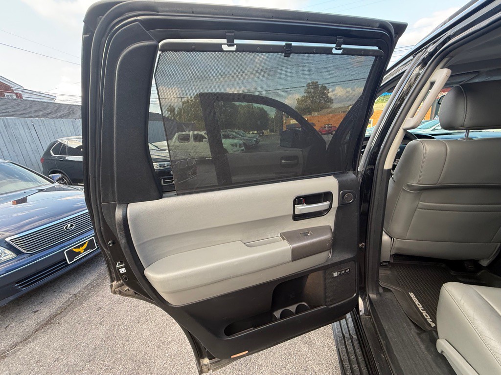 2013 Toyota Sequoia Image 31
